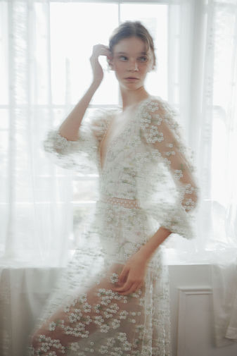 STUDIO9396-女裝造型形象攝影-運用攝影棚燈塑造陽光自然光感和光影，捕捉法式感質感細節與柔美-攝影師江俊泰-高品質商業攝影，服裝型錄lookbook，電商服飾拍攝。