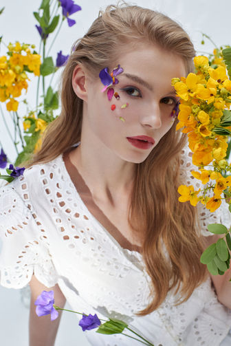 STUDIO9396 攝影師江俊泰策劃場景並建構視覺張力，從道具製作、空間設計到光影塑造一手策劃。捕捉柔美與力量兼具的時尚風格視覺的女裝造型形象攝影作品。。