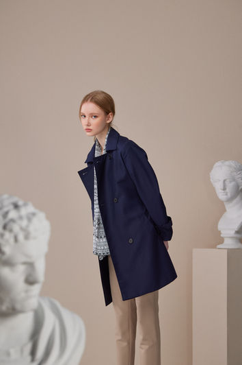 STUDIO9396-時裝型錄形象-藝術空間內之深藍色風衣造型-低反差柔光視覺解構-商業攝影功力呈現-高品質影像推薦