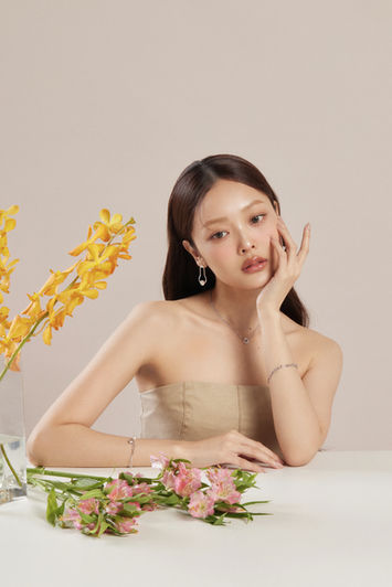 STUDIO9396-珍珠項鍊拍攝-與自然花卉元素之視覺調度-呈現飾品優雅質感-資深影像指導作品-台北專業商攝