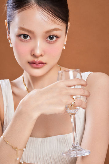 STUDIO9396-精品飾品形象拍攝-酒杯光影映射與珍珠光澤融合-商業攝影功力定格-高質感珠寶影像視覺攝影推薦