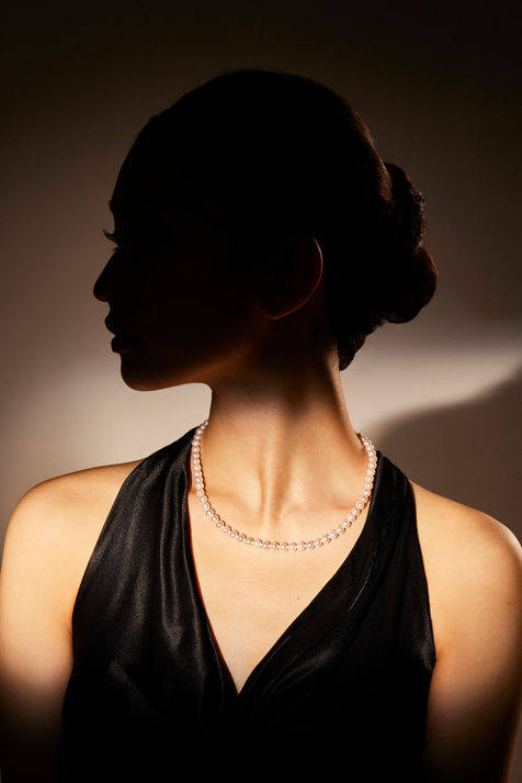 以光學情緒建構飾品張力。STUDIO9396 攝影師江俊泰針對輕珠寶飾品透過細膩的情境塑造光影剪影，捕捉具備精品美學與時尚風格視覺的造型形象攝影作品。為品牌打造高級質感的形象與電商視覺。