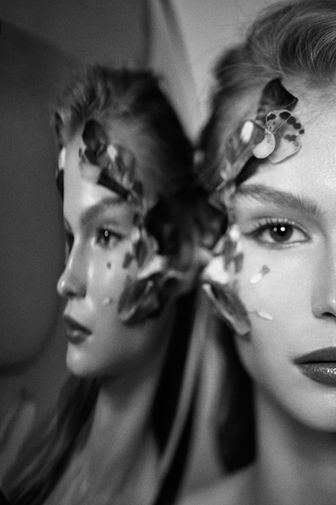 STUDIO9396 攝影師江俊泰策劃場景並建構視覺張力，從道具製作、空間設計到光影塑造一手策劃。捕捉柔美與力量兼具的時尚風格視覺的女裝造型形象攝影作品。。