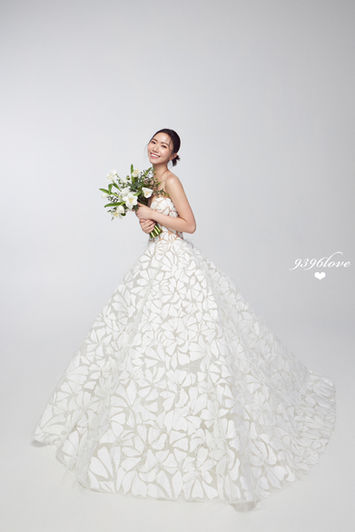9396love是由位於台北市的STUDIO9396商業攝影工作室的攝影師江俊泰結合高質感商業攝影棚燈為新人所打造的客製獨特帶有時尚感的高質感婚紗照的攝影作品。
