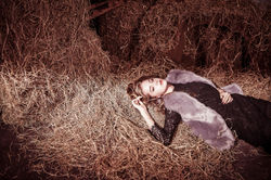 studio9396為品牌電商服飾拍攝的真實案例作品，運用攝影棚燈色調和道具營造出冬天的季節感和視覺影像。