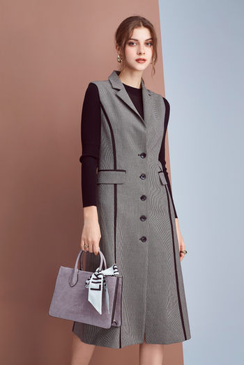 STUDIO9396-時裝型錄拍攝-灰色排扣長版背心裙細節-純淨背景與高階控光技術呈現服飾細節-視覺解構策劃-高品質攝影推薦