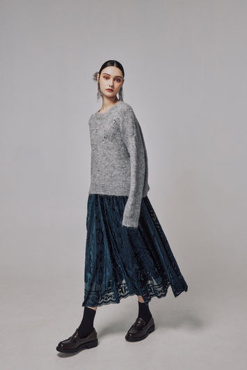 此為品牌的秋冬季款服裝型錄和電商服飾拍攝作品。STUDIO9396 攝影師江俊泰運用擅長的攝影棚燈光，儘管只是白色的背景，也可以細膩的打造富有冬季感的時尚攝影視覺作品。