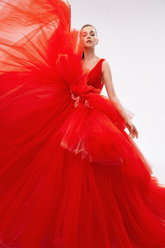 studio9396為禮服品牌拍攝的品牌禮服形象案例作品，運用攝影棚燈的光線帶出適合品牌的高級時尚感。