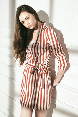 studio9396為品牌電商服飾拍攝的案例作品，設計兩種不同的攝影棚燈燈光變化，提升服裝質感和內容的豐富變化性。