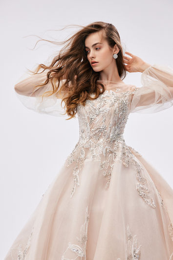 studio9396為禮服品牌拍攝的品牌禮服形象案例作品，運用攝影棚燈的光線帶出適合品牌的高級時尚感。