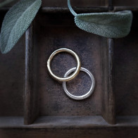 Gegoten ringen in goud en zilver