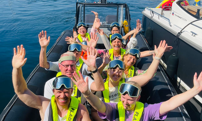 Gäster i RIB-båt på väg genom Bohusläns skärgård till matlagningsevent – en fartfylld start på konferensaktivitet, kick-off eller företagsmiddag.