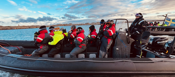 Konferensdeltagare som åker Ribbåt