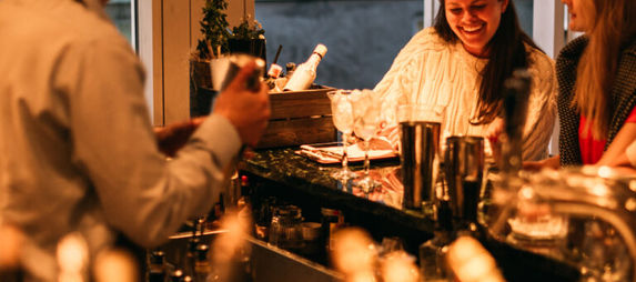 Mingel i baren innan affärslunch på Marstrand