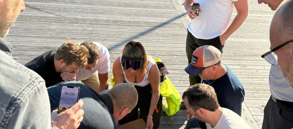 Deltagare löser ett klurigt pussel under konferensaktiviteten