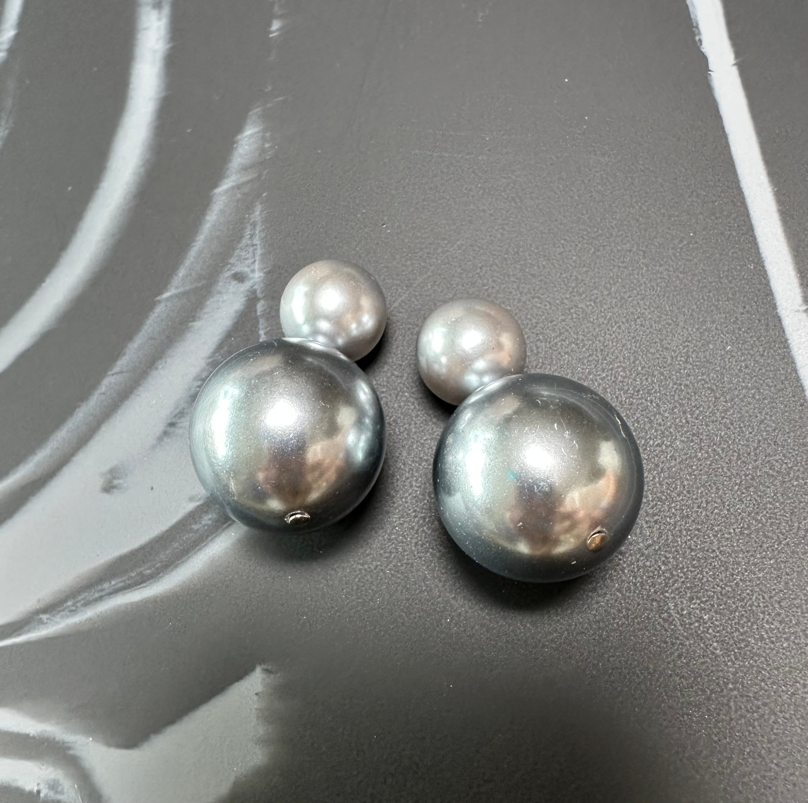 Drop Pearl Earrings Grey