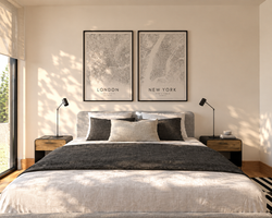 Dormitorio escandinavo con mapas de Londres y Nueva York