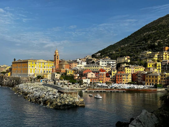 borgo marinaro di Nervi, vista sul porticciolo con le case tutte colorate che si affacciano sul piccolo porto