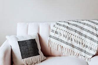 Kissen und Decke auf der Couch
