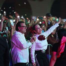 Por: Pako Medina
En una de las celebraciones patrias más multitudinarias de los últimos años, más de 50 mil personas se congregaron para conmemorar el aniversario de la Independencia de México en una noche que quedó marcada por la alegría, la unidad y el orgullo de ser mexicanos.
Familias completas, jóvenes y adultos abarrotaron la explanada principal para participar en una gran fiesta popular que combinó tradición, música y convivencia, convirtiendo el corazón de Nuevo Laredo en un escenario de celebración y fervor patrio.
La presidenta municipal, Carmen Lilia Canturosas, encabezó los festejos acompañada por miles de ciudadanos que respondieron al llamado de celebrar las raíces, la identidad y la historia que unen a los mexicanos.
Tras la ceremonia del Grito de Independencia, la emoción continuó con la presentación estelar de Los Tucanes de Tijuana, quienes hicieron vibrar a los asistentes con sus éxitos, desatando el entusiasmo de una multitud que cantó y disfrutó de una noche llena de música y ambiente familiar.
El evento transcurrió en un ambiente de orden y seguridad, permitiendo que miles de familias disfrutaran de una celebración que destacó por su gran convocatoria y por el espíritu de unidad que se vivió durante toda la jornada.
Las autoridades municipales destacaron que este tipo de eventos fortalecen el tejido social y permiten preservar las tradiciones que dan identidad a la comunidad, al tiempo que fomentan la convivencia entre los ciudadanos.
Con una asistencia histórica y un ambiente de fiesta que se extendió hasta altas horas de la noche, Nuevo Laredo reafirmó su capacidad de convocar a miles de personas en torno a las celebraciones patrias, dejando una postal imborrable de orgullo, tradición y amor por México.
Entre música, cultura y patriotismo, la ciudad vivió una noche que quedará grabada en la memoria colectiva de miles de neolaredenses, consolidándose como una de las celebraciones más emblemáticas de los últimos años.
#PakoMedina
#PaKotorrear
#Tamaulipas
#Gritodeindependencia