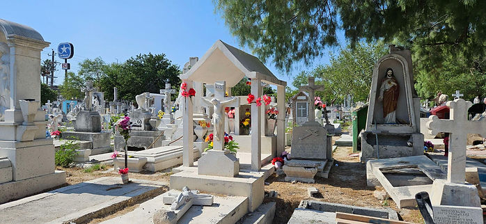 MILES DE PERSONAS VISITAN LOS PANTEONES EN DIA DE MUERTOS