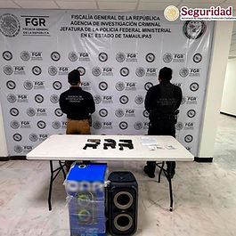 Por: Pako Medina / Pa’ Kotorrear 

Como parte de las acciones de reforzamiento de la seguridad en las carreteras del país, elementos de la Secretaría de Seguridad y Protección Ciudadana (SSPC) y de la Fiscalía General de la República (FGR) aseguraron seis armas cortas y ocho cargadores que eran transportados ocultos al interior de una bocina, dentro del compartimento de equipaje de un autobús de pasajeros.

De acuerdo con un comunicado conjunto, el aseguramiento se realizó durante un operativo de vigilancia e inspección sobre la carretera federal Reynosa–Monterrey, donde agentes de seguridad marcaron el alto a un autobús para realizar una revisión preventiva.

Durante la inspección, uno de los elementos detectó una caja con dimensiones y peso irregulares en el área de equipaje. Al revisar su contenido, localizaron una bocina que ocultaba seis armas de fuego cortas y ocho cargadores, los cuales fueron asegurados de inmediato.

El armamento quedó a disposición del agente del Ministerio Público Federal, quien continuará con las investigaciones para determinar su procedencia, el destino del cargamento y deslindar responsabilidades.

Las autoridades señalaron que este aseguramiento forma parte de las estrategias implementadas por el Gabinete de Seguridad para combatir el tráfico de armas y fortalecer la vigilancia en las principales vías de comunicación del país.