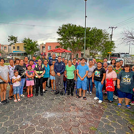 Con el compromiso de fortalecer la cultura de la autoprotección y la prevención entre la población, el Alcalde Carlos Peña Ortiz impulsa acciones que acercan la capacitación y la organización comunitaria a las colonias de Reynosa.
Cumplimendo con este proyecto, el Coordinador de Protección Civil y Bomberos, Javier Iván Lam Cantú llevó a cabo la instalación del segundo Comité de Protección Civil del programa "Héroes de la Prevención", en el fraccionamiento Pirámides, en cumplimiento del Reglamento de Protección Civil y Bomberos de Reynosa y de los lineamientos del Sistema Nacional de Protección Civil.
Como parte de esta estrategia preventiva, los integrantes recibieron capacitación en uso y manejo de extintores, así como en primeros auxilios, adquiriendo conocimientos y habilidades que les permitirán actuar de manera oportuna y eficaz ante una situación de emergencia.
#ReynosaImparable
#GobiernoMunicipalDeReynosa