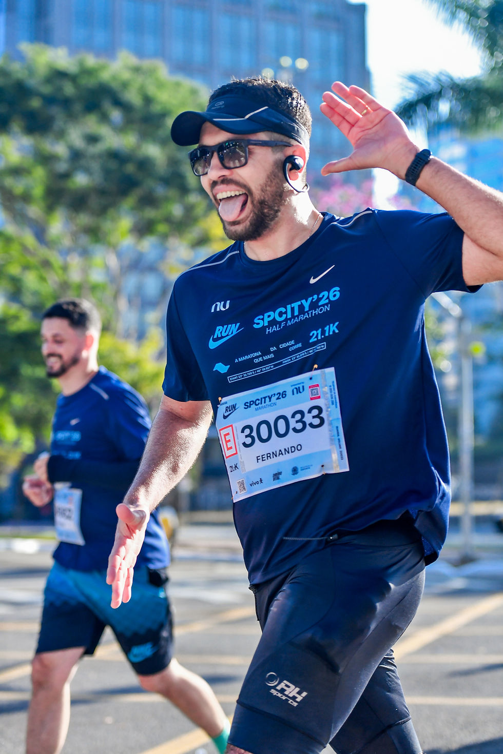 Corredor faz gesto alegre durante corrida