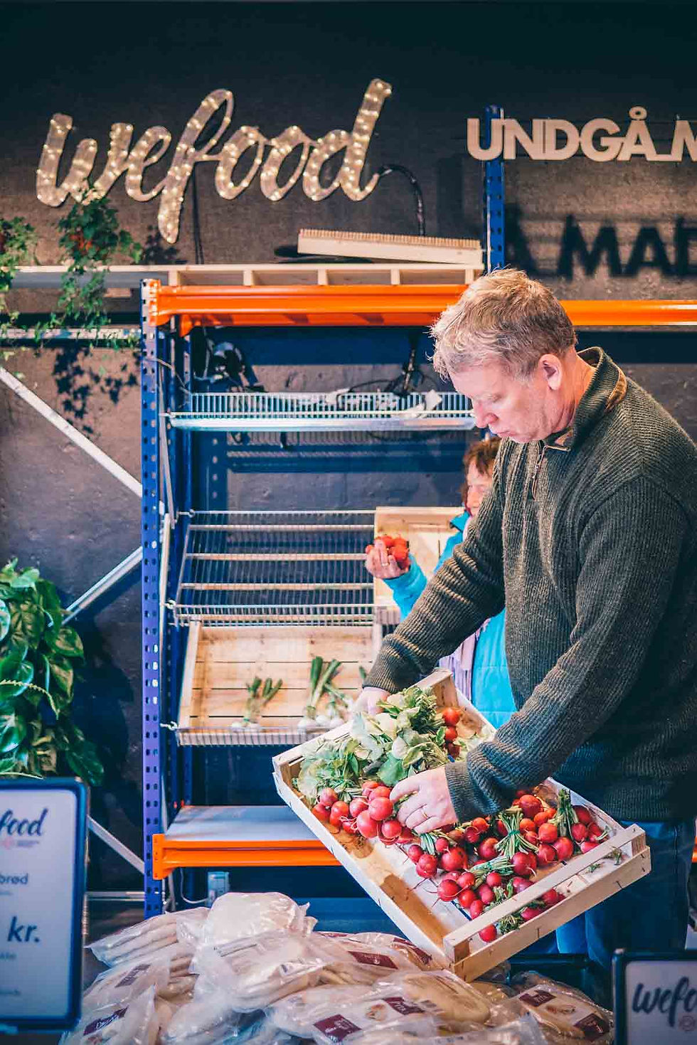超市營業了個多小時,蔬果差不多只剩下Per手上的櫻桃蘿蔔,認真手快有手慢冇。