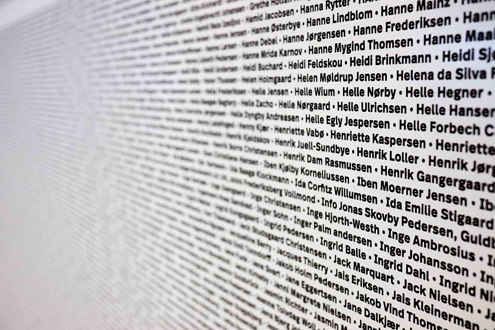 超市一幅牆上密密麻麻的印有募捐者名字。