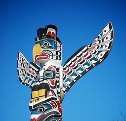 papiers-peints-un-totem-colore-dans-le-p
