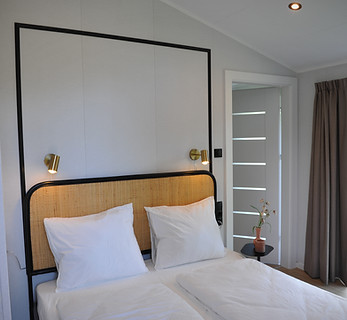 Luxe-slaapkamer-met-hotelsfeer-met-tweepersoonsbed-in-vakantiehuis-in-Haarle-midden-in-de-
