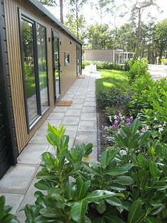Bloemen en groen in de tuin van Lodge Wildblick in Haarle.