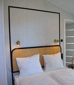Sfeervolle en luxe slaapkamer in vakantiehuis Lodge Wildblick op de Sallandse Heuvelrug in Overijssel met een tweepersoonsbed en ruime kastruimte.