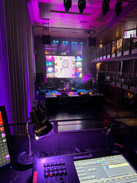 a stage with a sign on it that says no pain no gain