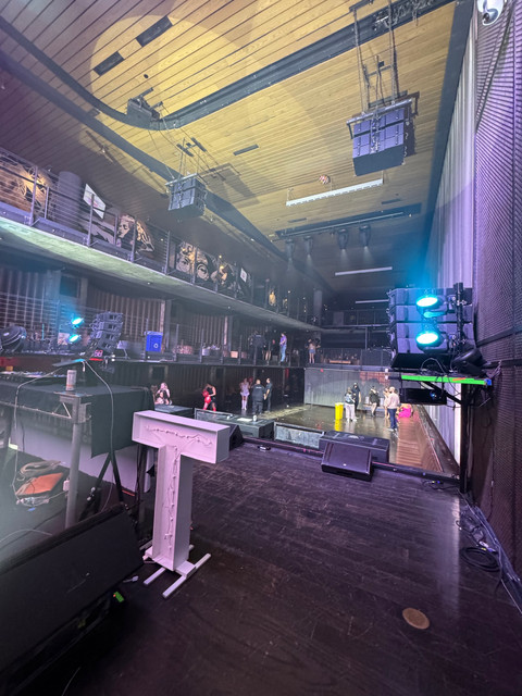 an empty stage with a large t on it