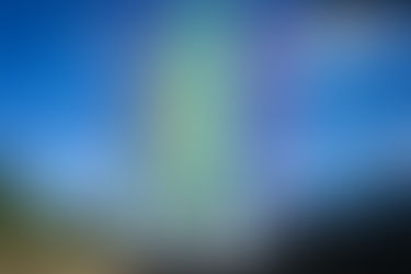 Artifice de jour lors d'un mariage avec des mariés devant une belle voiture