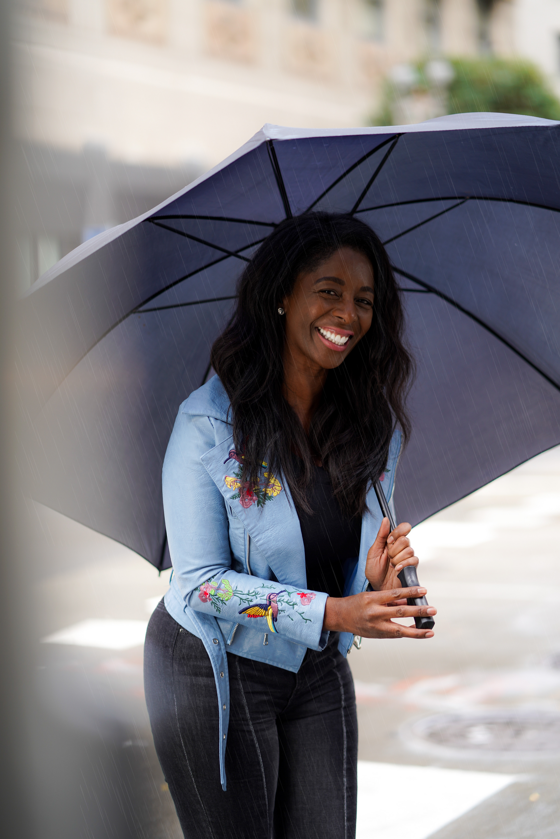 BLACK WOMAN SHARE ALLEN TRAVEL PHOTOS SHOOT IN THE RAIN, DOWNTOWN LOS ANGELES