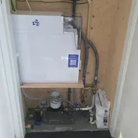 Z8-Water Premium waterontharder compact geplaatst in de meterkast op de vloer met direct aangesloten leidingen en een strak, functioneel ingerichte installatie


