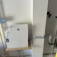 Z8-Water Twinflow Pro waterontharder compact geplaatst in de garage op een wandplank met direct aangesloten leidingen en een eenvoudige, functionele opstelling

