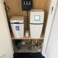 Z8-Water Premium Plus waterontharder met apart zoutvat compact geïnstalleerd in de meterkast op een maatwerk wandplank boven de watermeter
