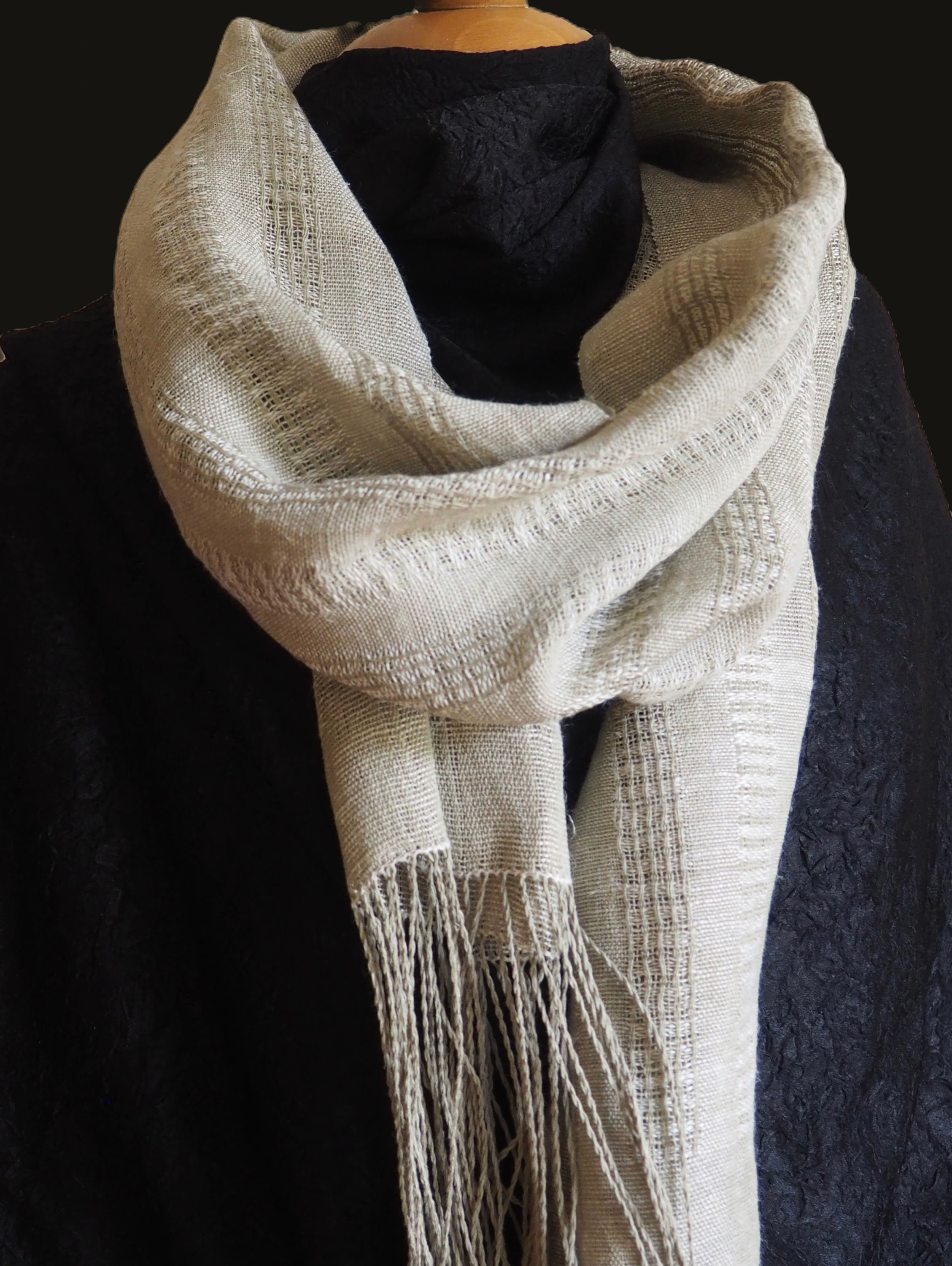 Étole ajourée en lin gris perle, tissée traditionnellement