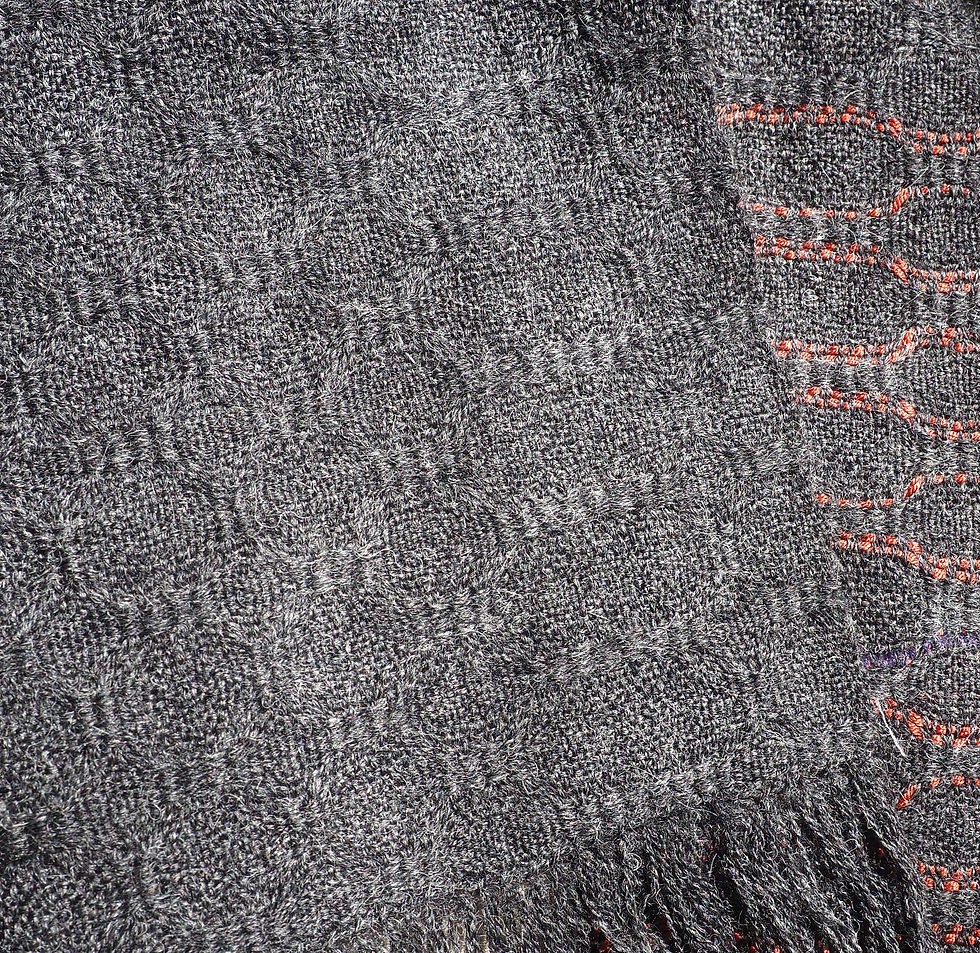 Miniature : Écharpe en alpaga anthracite et soie, tissage artisanal