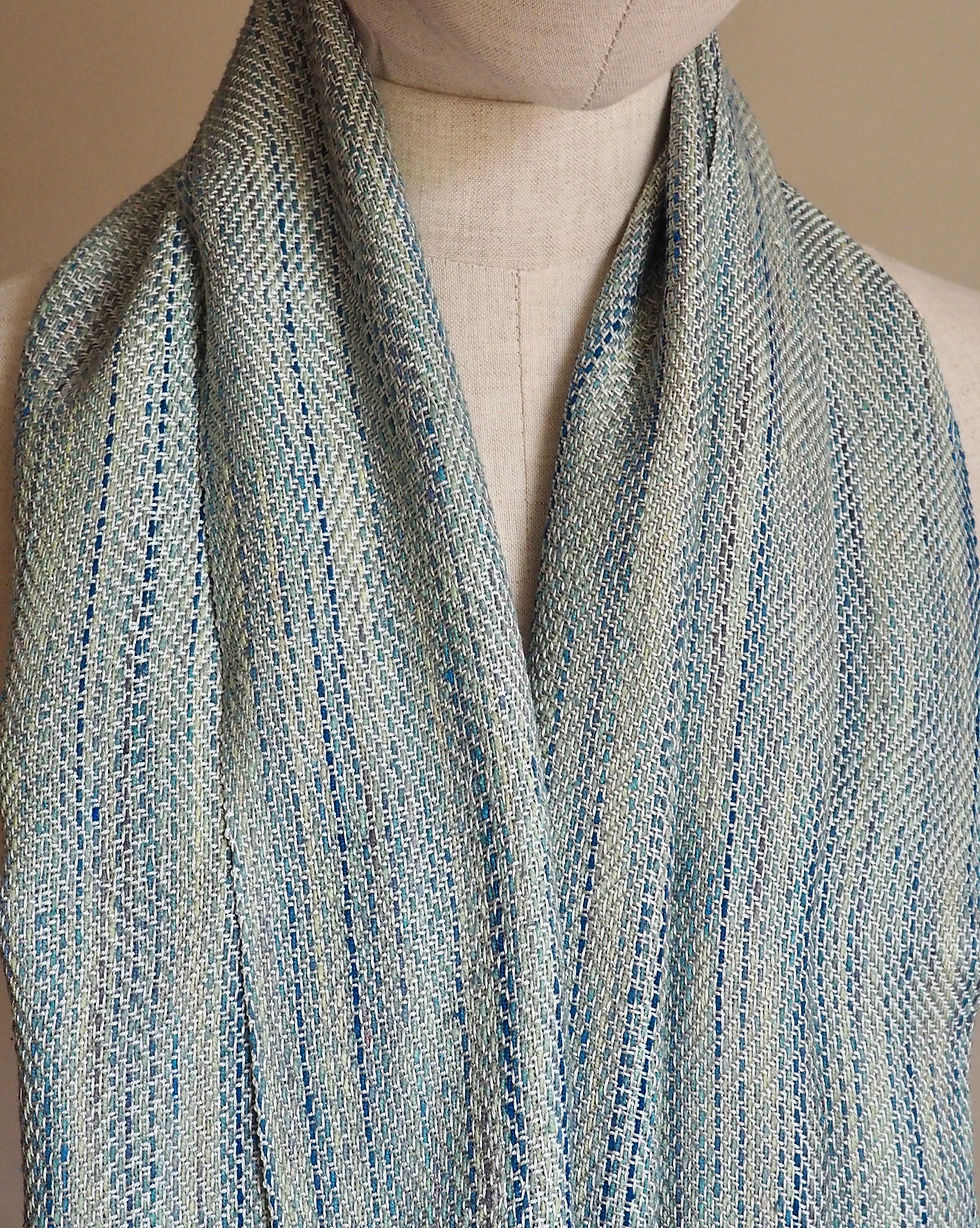 Miniature : Écharpe de soie "Rynel", camaïeu de bleu, tissage artisanal