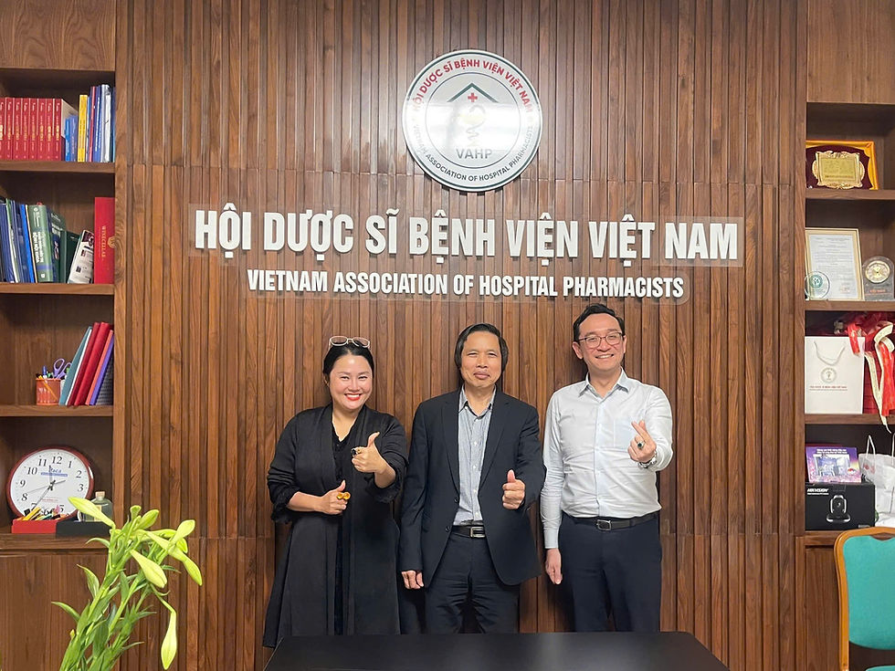 Chủ tịch và Phó chủ tịch Hội VAMBRA chụp ảnh kỷ niệm cùng Chủ tịch Hội Dược sĩ Bệnh viện Việt Nam