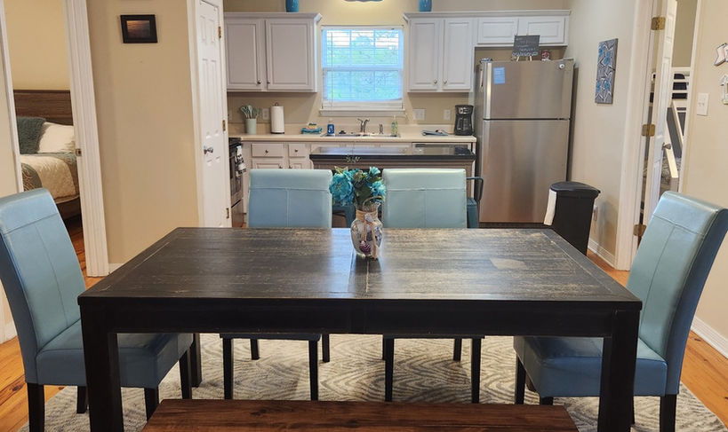 Fully equipped kitchen and dining table