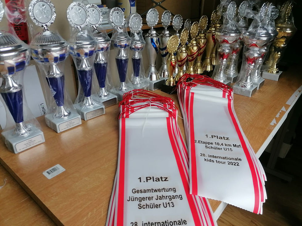 Pokale, Schleifen, Ehrungen - alles für den Radsport- Nachwuchs | 📷 Arne Mill | Frontalvision | internationale kids-tour berlin | Radsportverein | Sportmetropole Berlin | Wheel Divas cycling Team | Wheel Devils Cycling Team | womens cycling | kids cycling |
