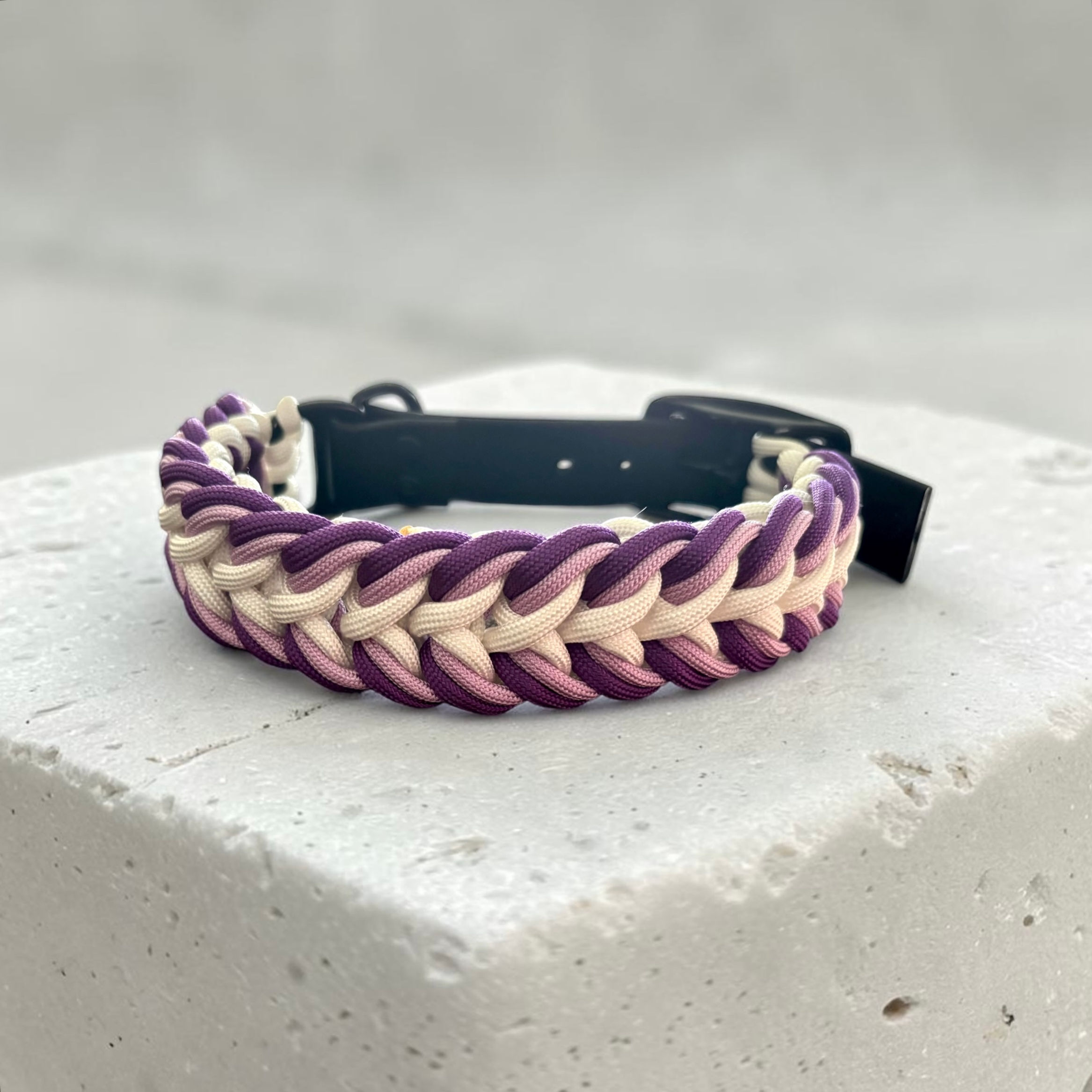 Paracord-Hundehalsband mit Knoten Tulip in Violett, lila und weiss