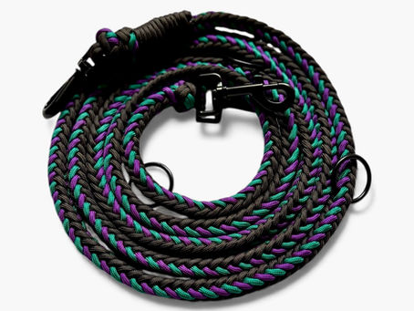 eine handgemachte Paracord-Leine für Hunde in schwarz, violett und grün