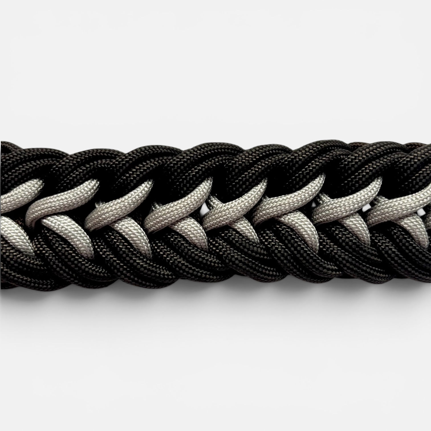 Paracord-Hundehalsband für mittelgrosse hunde aus der Schweiz in Silber und Schwarz